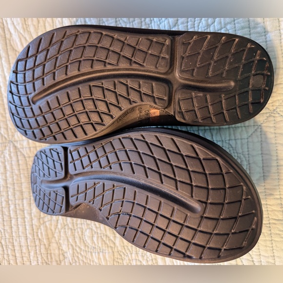 OOFOS OOAHH NWOT - Picture 3 of 4